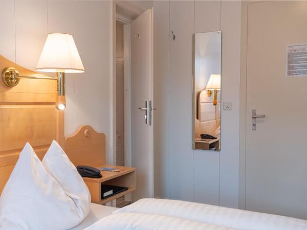 Hotel Bellevue - Traditional Swiss Hideaway : photo 9 de la chambre chambre double jungfrau panorama avec balcon