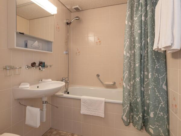 Hotel Bellevue - Traditional Swiss Hideaway : photo 8 de la chambre chambre double jungfrau panorama avec balcon