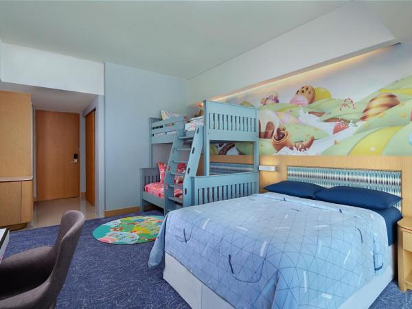 Four Points by Sheraton Surabaya, Tunjungan Plaza : photo 2 de la chambre chambre familiale deluxe