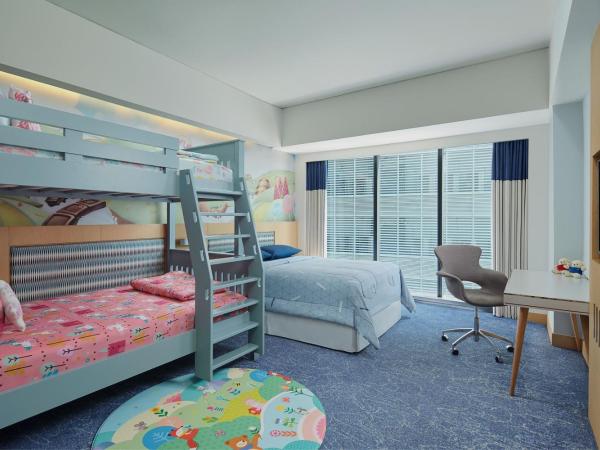 Four Points by Sheraton Surabaya, Tunjungan Plaza : photo 1 de la chambre chambre familiale deluxe