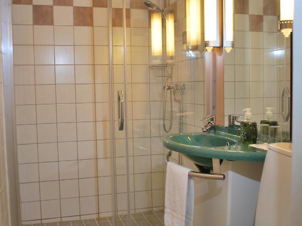 Sure Hotel by Best Western Spånga : photo 4 de la chambre standard room with one queen bed and two single beds - non-smoking