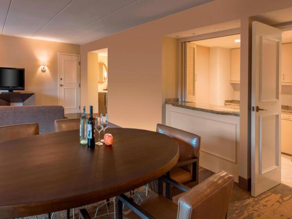 The Westin Lake Las Vegas Resort & Spa : photo 1 de la chambre hébergement hospitality avec salon et canapé-lit - vue sur lac