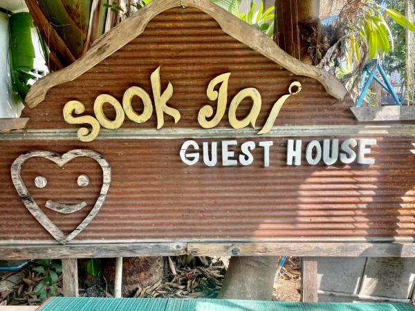 Sook Jai Guest House : photo 3 de la chambre lits superposés dans dortoir masculin 