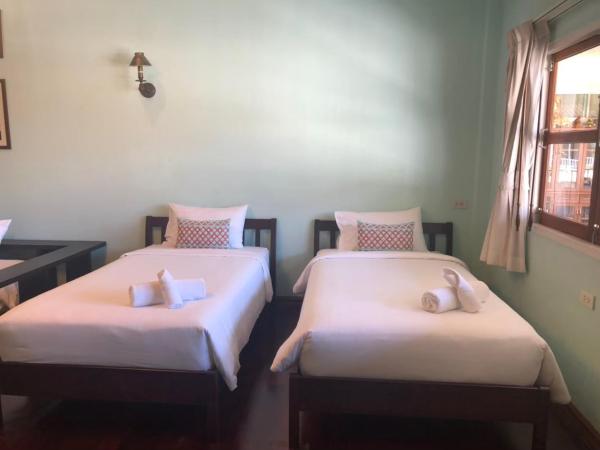 Feung Nakorn Balcony Rooms and Cafe : photo 5 de la chambre chambre quadruple