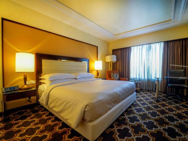 Sheraton Grand Pune Bund Garden Hotel : photo 1 de la chambre chambre lit king-size classique