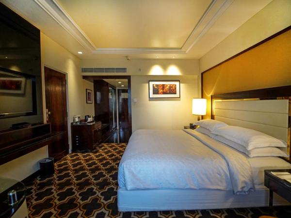 Sheraton Grand Pune Bund Garden Hotel : photo 2 de la chambre chambre lit king-size classique