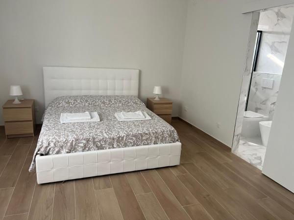 Casa Roma rooms&apartments : photo 2 de la chambre chambre triple avec salle de bains privative