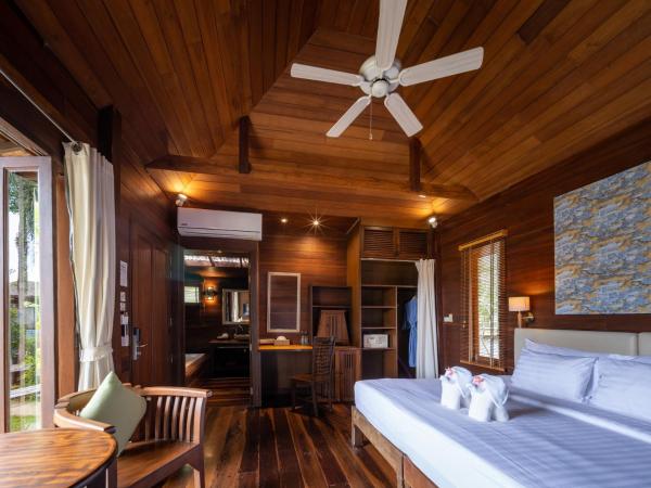 GajaPuri Resort Koh Chang : photo 1 de la chambre hébergement de luxe - vue partielle sur mer
