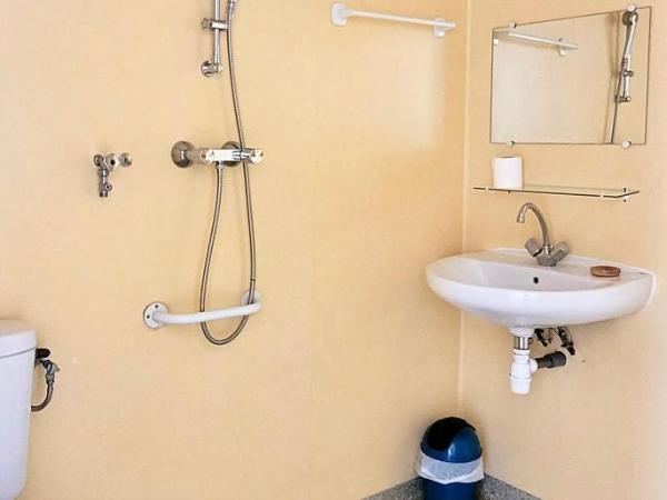 Maison Notre Dame des Apôtres : photo 1 de la chambre chambre lits jumeaux avec salle de bains privative