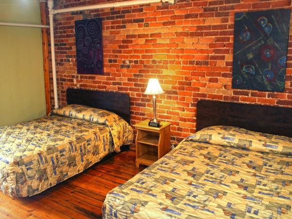 Hotel Abri du Voyageur : photo 1 de la chambre chambre Économique avec 2 lits doubles et salle de bains commune