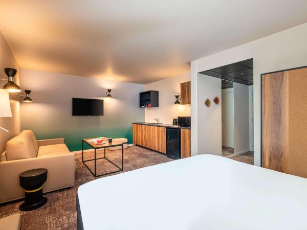 ibis Styles Paris Meteor Avenue d'Italie : photo 1 de la chambre apartment with one double bed and two single beds