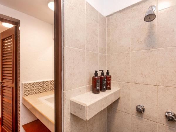 Selina Cancun Downtown : photo 5 de la chambre standard room (quad), private bathroom 