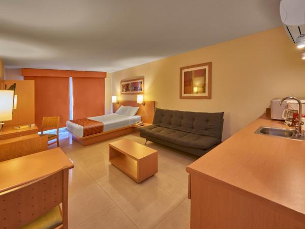 City Express by Marriott Mazatlan : photo 2 de la chambre chambre lit queen-size supérieure avec canapé-lit