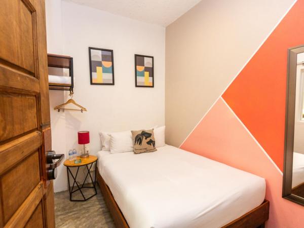 Selina Cancun Downtown : photo 2 de la chambre compact private room, shared bathroom 