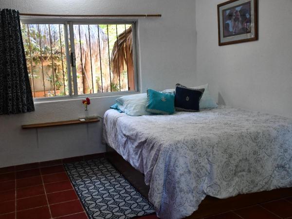 la playita hostal : photo 1 de la chambre chambre double deluxe avec lit d'appoint