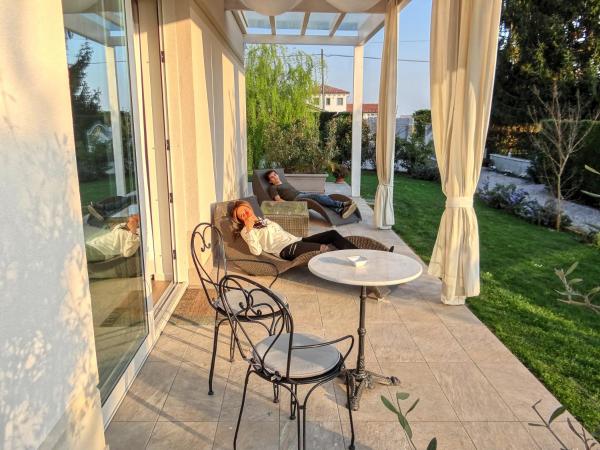 B&B La Magia dei Sogni Relais : photo 10 de la chambre chambre double supérieure avec lit d'appoint - vue sur jardin