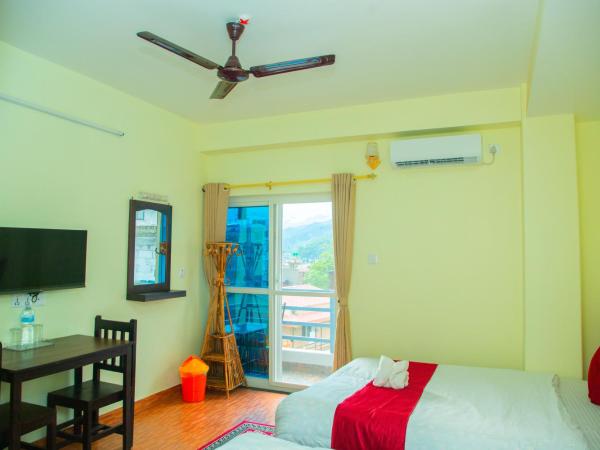 Hotel Pokhara Suites : photo 8 de la chambre chambre double ou lits jumeaux deluxe avec balcon