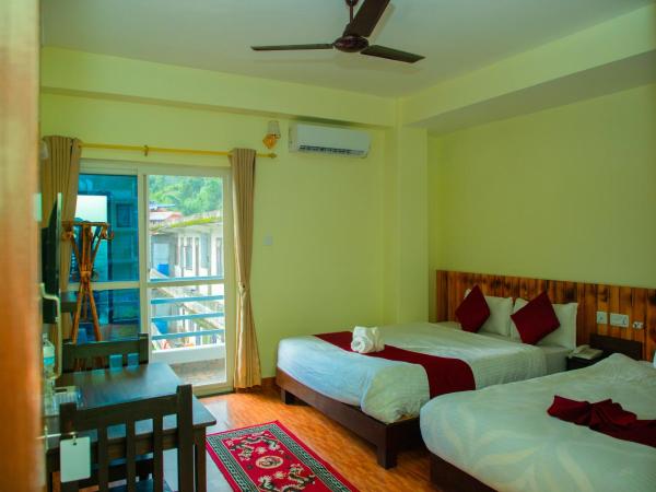 Hotel Pokhara Suites : photo 10 de la chambre chambre double ou lits jumeaux deluxe avec balcon