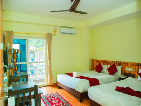 Hotel Pokhara Suites : photo 9 de la chambre chambre double ou lits jumeaux deluxe avec balcon