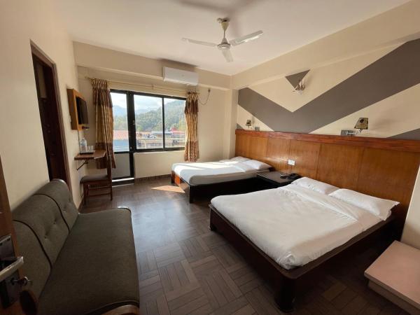 Hotel Vajra Inn & Apartments : photo 1 de la chambre chambre quadruple deluxe