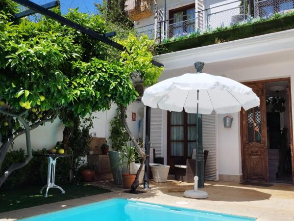 Suite Comares : photo 2 de la chambre chambre double avec accès à la piscine