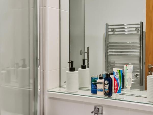 Sky High Ensuite Bedroom in Shared Apartment in Belfast City Centre : photo 7 de la chambre chambre double deluxe - vue sur mer