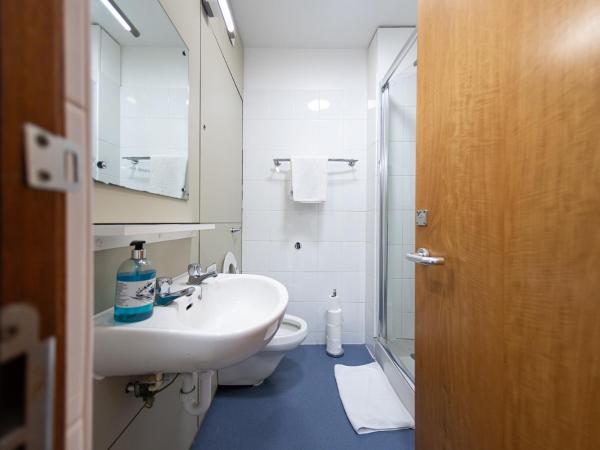 Pax Lodge : photo 4 de la chambre chambre lits jumeaux avec salle de bains