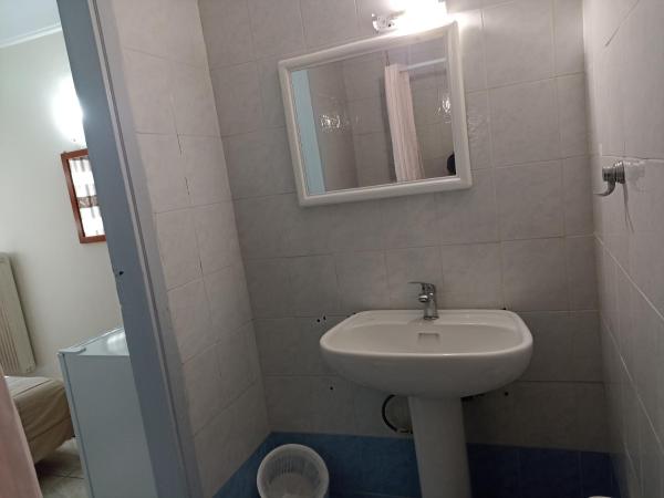 Elite Hotel : photo 6 de la chambre chambre quadruple avec salle de bains