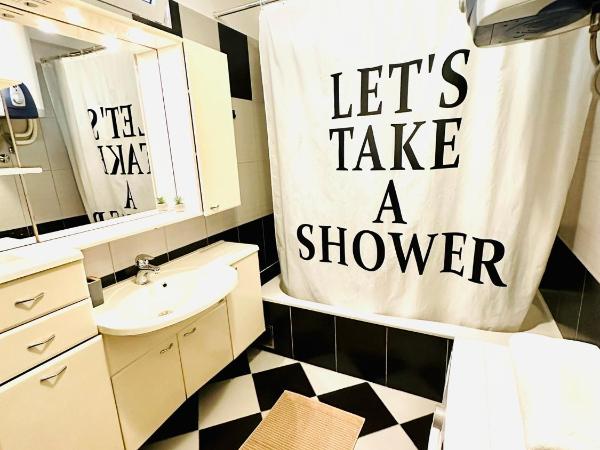 HOSTEL ART & JOY : photo 6 de la chambre chambre quadruple avec salle de bains privative