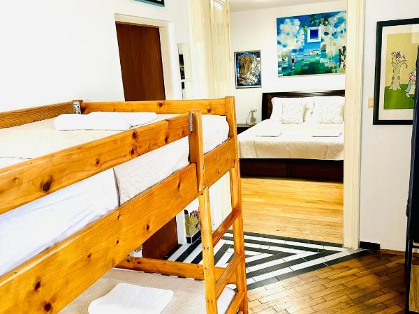 HOSTEL ART & JOY : photo 4 de la chambre chambre quadruple avec salle de bains privative