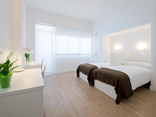 NeoMagna Madrid : photo 7 de la chambre chambre double ou lits jumeaux supérieure avec balcon