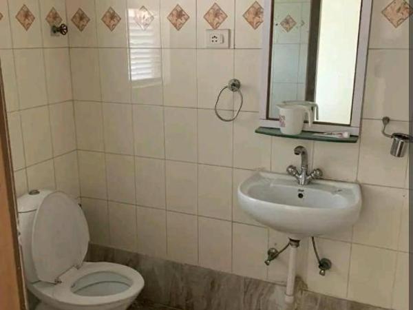 Ballygunge Guest House : photo 1 de la chambre chambre double deluxe avec baignoire