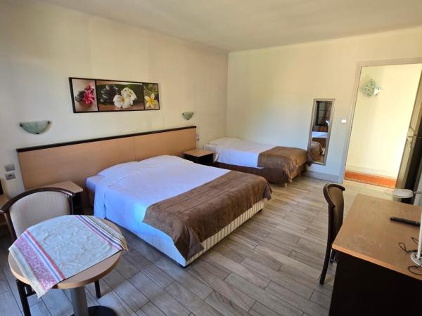 Auberge les Aromes : photo 1 de la chambre chambre triple