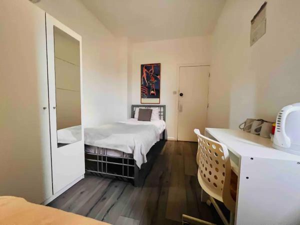 St Pancras Private Rooms : photo 2 de la chambre chambre triple avec salle de bains commune