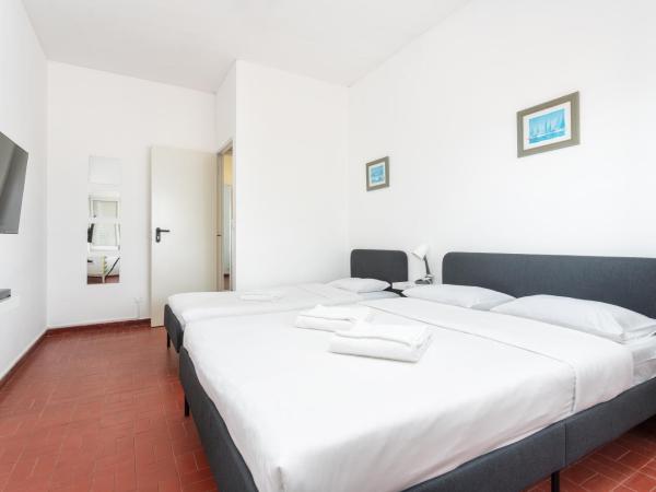 BLife Faro Beach Hostel : photo 5 de la chambre chambre triple avec salle de bains commune