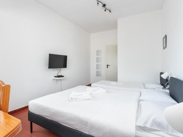 BLife Faro Beach Hostel : photo 4 de la chambre chambre triple avec salle de bains commune