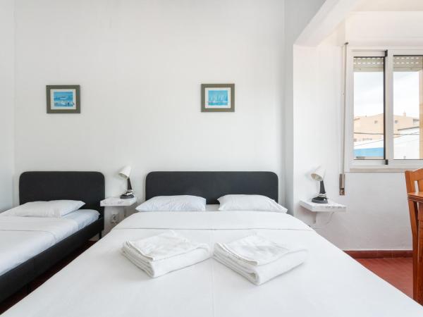 BLife Faro Beach Hostel : photo 8 de la chambre chambre triple avec salle de bains commune