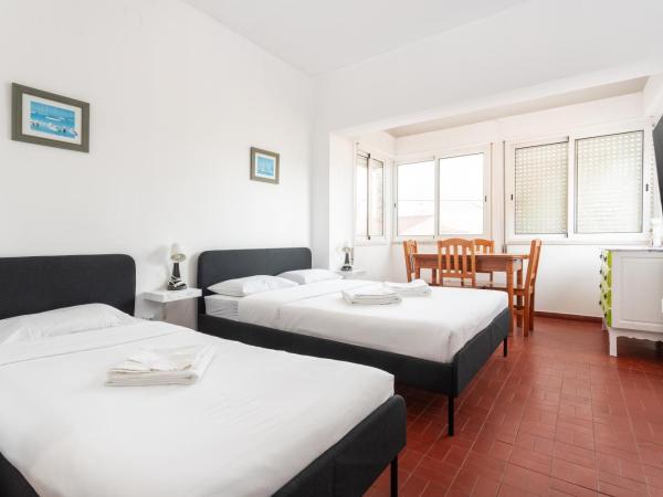 BLife Faro Beach Hostel : photo 6 de la chambre chambre triple avec salle de bains commune