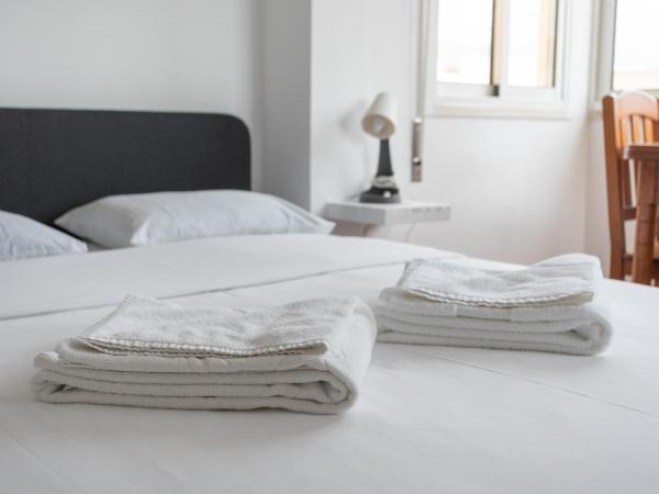 BLife Faro Beach Hostel : photo 10 de la chambre chambre triple avec salle de bains commune