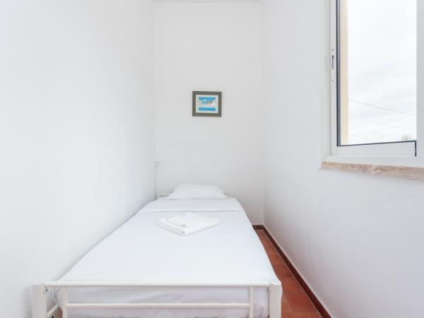 BLife Faro Beach Hostel : photo 10 de la chambre chambre triple avec salle de bains commune