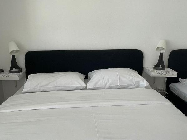 BLife Faro Beach Hostel : photo 5 de la chambre chambre triple avec salle de bains commune