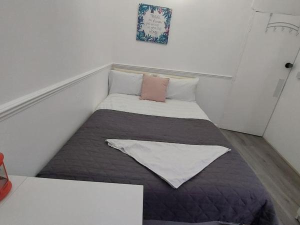 St Pancras Private Rooms : photo 3 de la chambre chambre double avec salle de bains commune