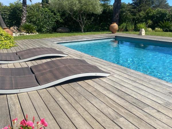 Villa 55 : photo 2 de la chambre chambre double ou lits jumeaux avec accès piscine