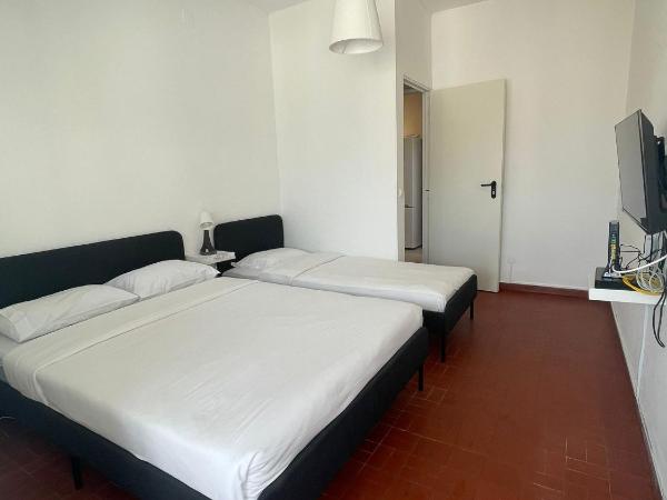 BLife Faro Beach Hostel : photo 7 de la chambre chambre triple avec salle de bains commune
