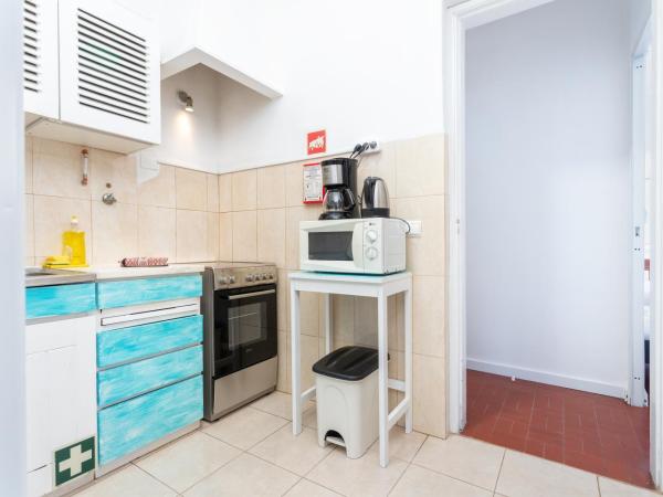 BLife Faro Beach Hostel : photo 10 de la chambre chambre triple avec salle de bains commune