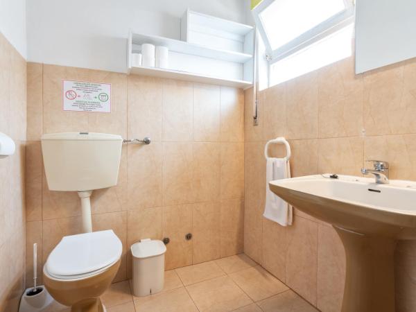 BLife Faro Beach Hostel : photo 8 de la chambre chambre triple avec salle de bains commune