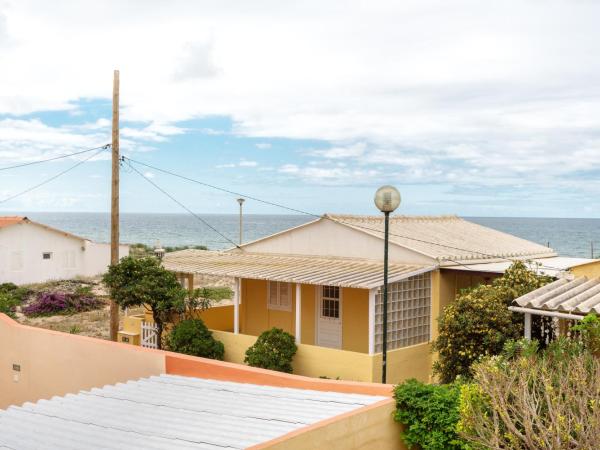 BLife Faro Beach Hostel : photo 6 de la chambre chambre triple avec salle de bains commune