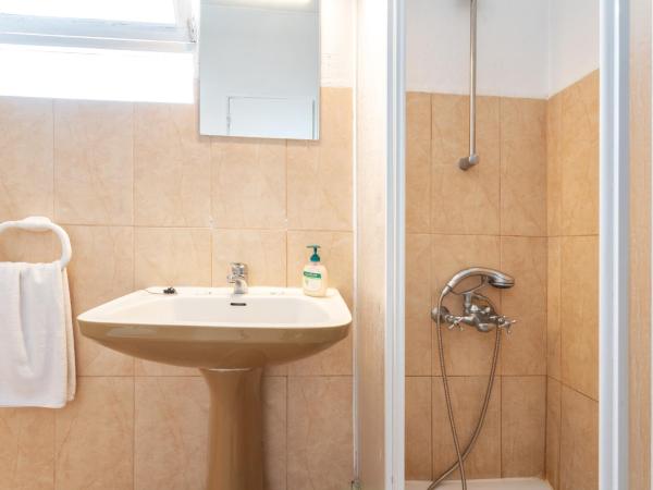 BLife Faro Beach Hostel : photo 9 de la chambre chambre triple avec salle de bains commune