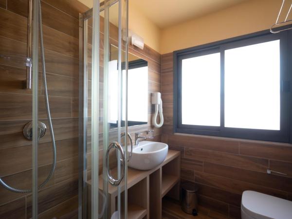 Hotel Ostuni : photo 8 de la chambre chambre triple supérieure - vue sur mer