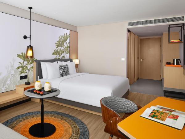 Hyatt Centric Hebbal Bengaluru : photo 2 de la chambre chambre lit king-size - vue sur lac